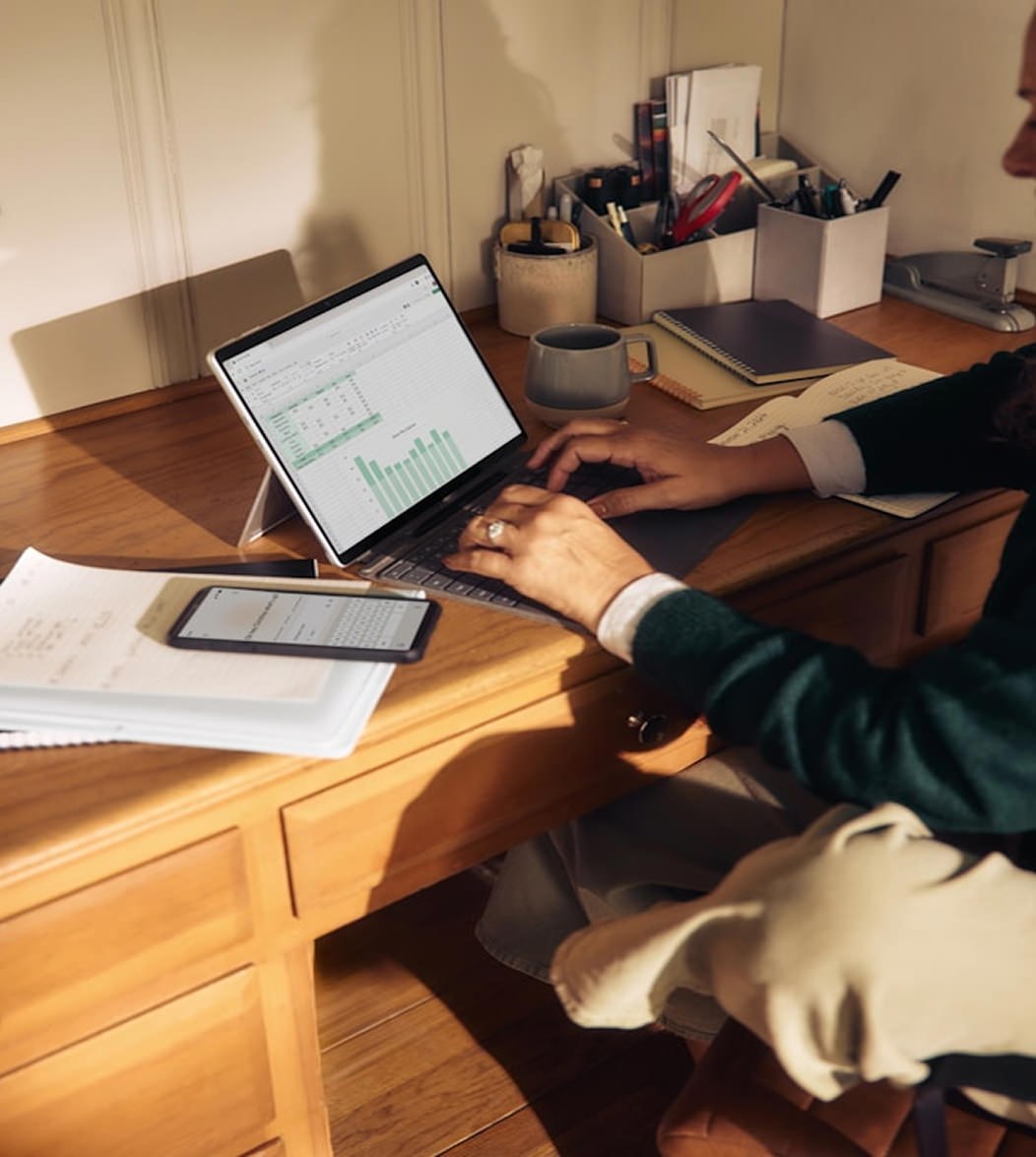 Ouvrir un commerce accompagné par Normizy — professionnel analysant son dossier sur ordinateur portable